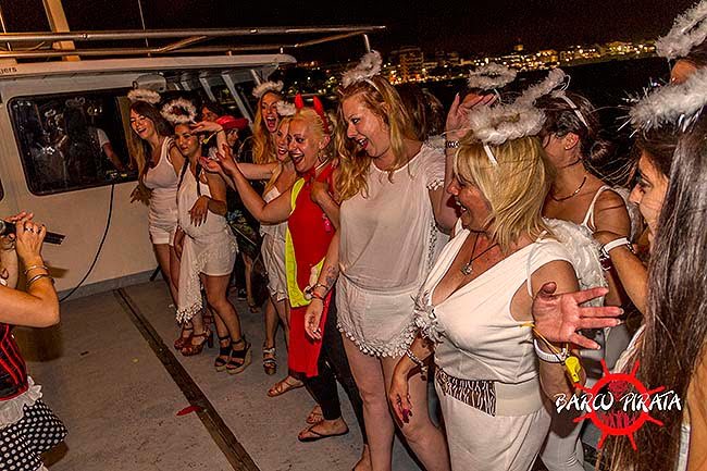 Fiesta en barco noche despedidas salou 3