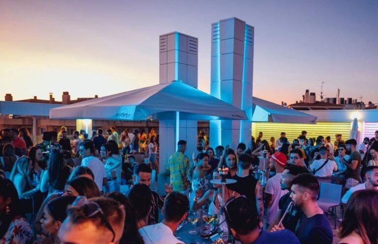 Rooftop en Salou para cena show Hollywood con piscina y ambiente de despedidas