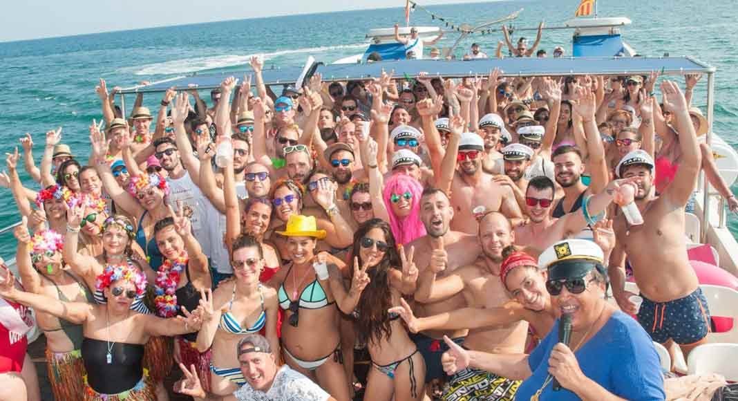 Boat Party Salou 2026 para despedidas en Salou en catamarán con música y animación